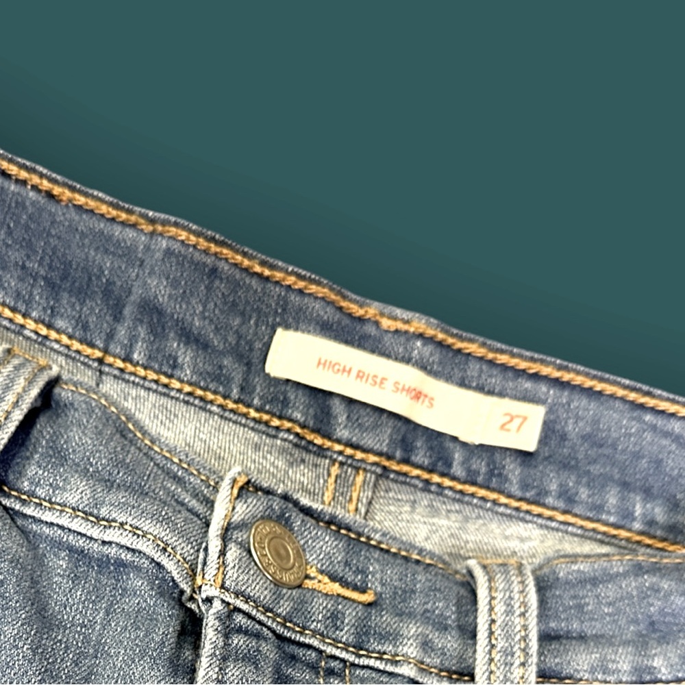 EUC LEVIS Distressed High Rise Cutoff Shorts in Medium-Light Blue. 27🩳 - Picture 4 of 12